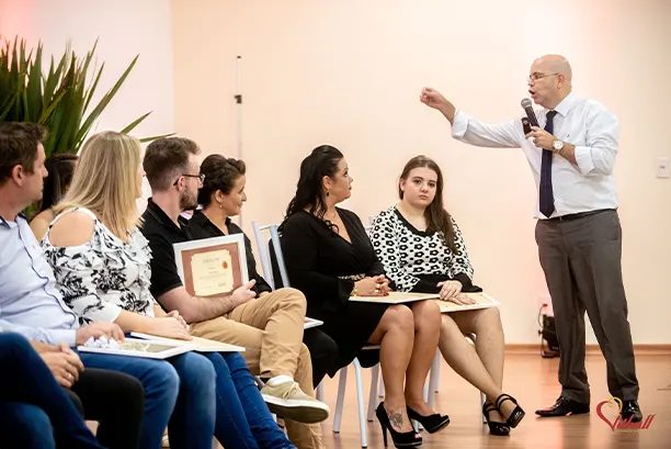 Treinamento de vendas em andamento na sede Vithall Lajeado