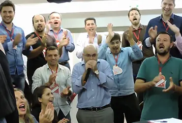 Treinador Vithall no palco em apresentação para centenas de participantes