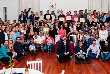 Grande plateia em evento Vithall com iluminação de palco