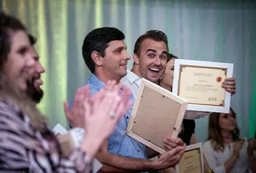 Participantes comemorando conquista em cerimônia de certificação Vithall