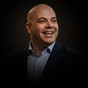Rafael Muller, CEO da Vithall Treinamentos, sorrindo em pose profissional